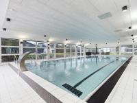 Stor pool i wellness område