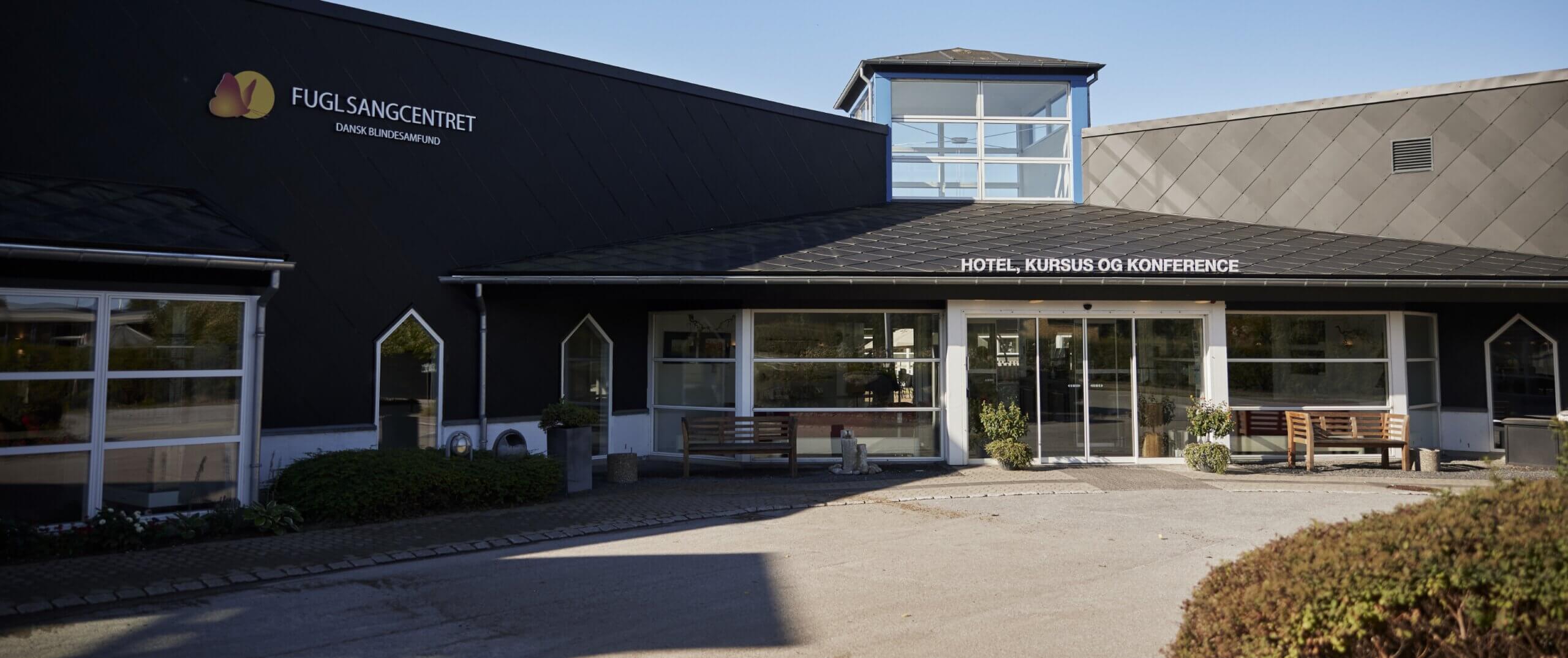 Indgangen til Fuglsangcentret på en klar og solrig dag.