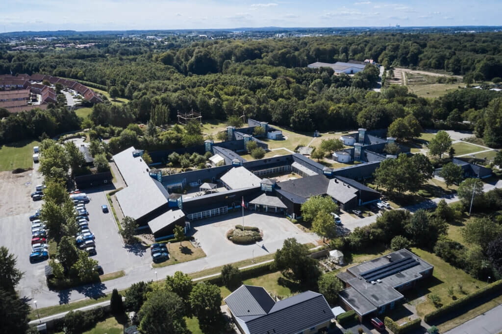 Et luftbillede af Fuglsangcentret, hvor man bagerst i billedet ser fuglsangskoven
