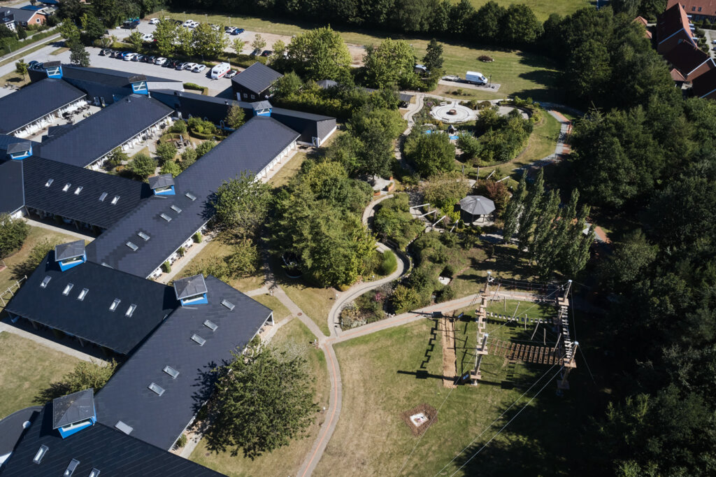 Fuglsangcentret set fra oven. Her kan bygningerne ses og man kan se en del af udearealerne - bl.a. Go-high banen og sansehaven.