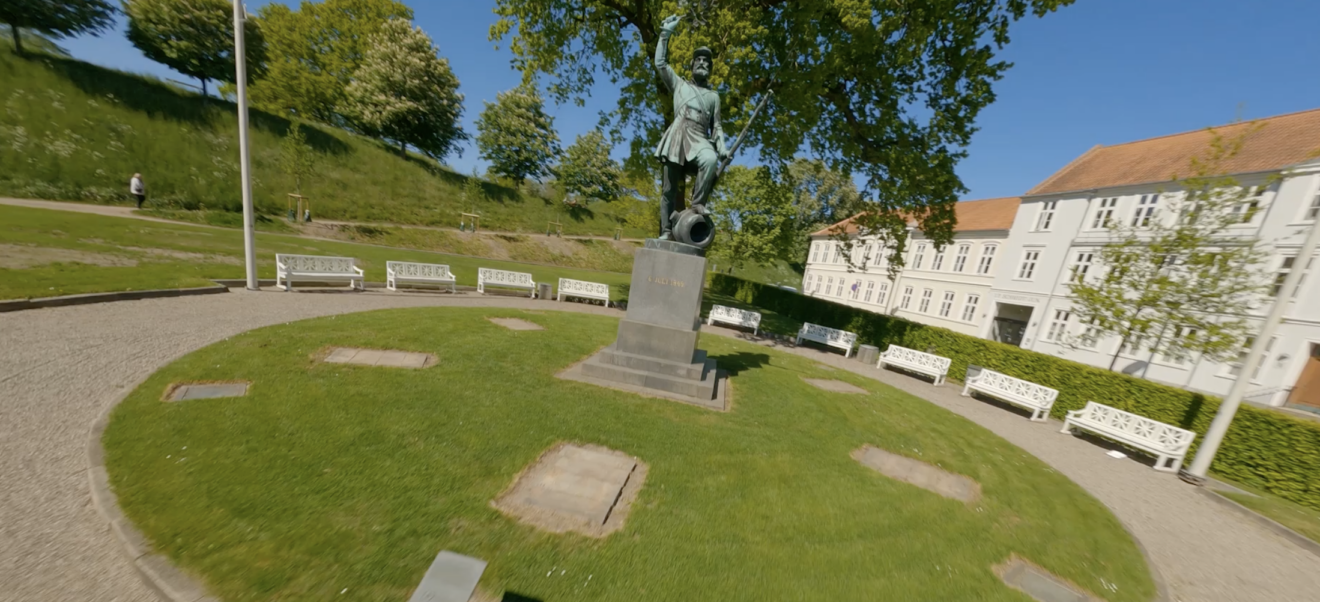 Fredericia vold med en b&aelig;nker&aelig;kke og en stor statue i midten.